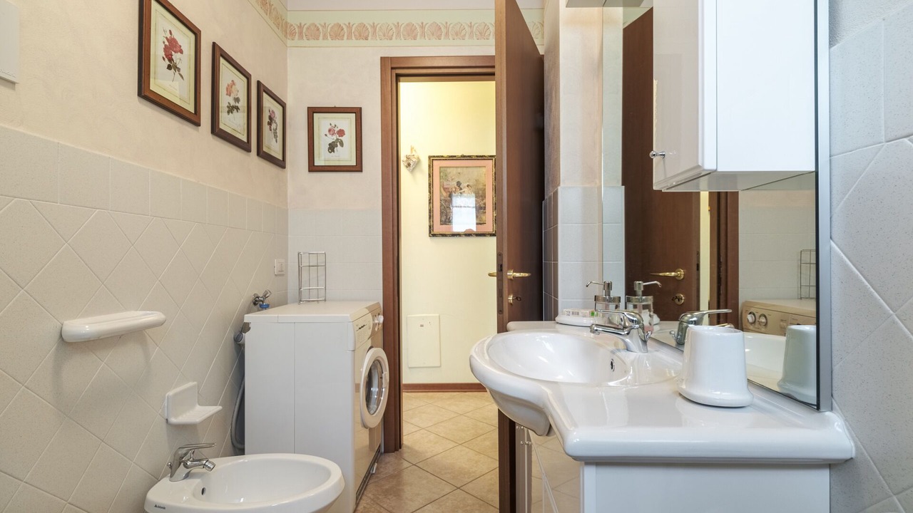 Photo of Bathroom in Sale Marasino