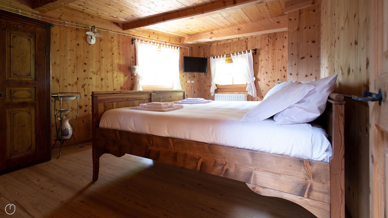 Photo of Bedroom in Tola