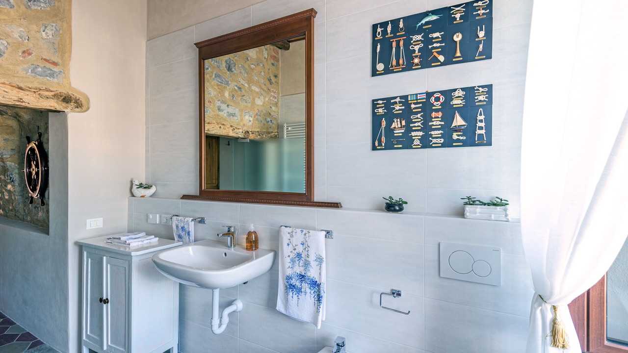 Photo of Bathroom in Marone