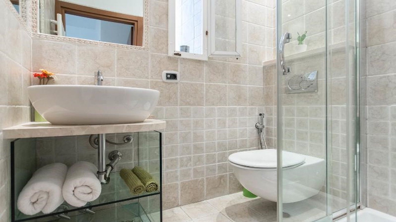Photo of Bathroom in Tricolore