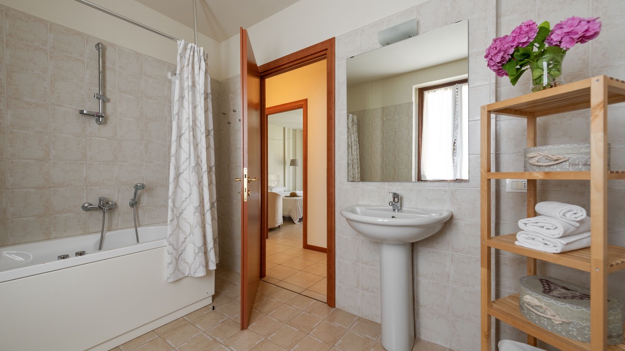 Photo of Bathroom in Roe Volciano