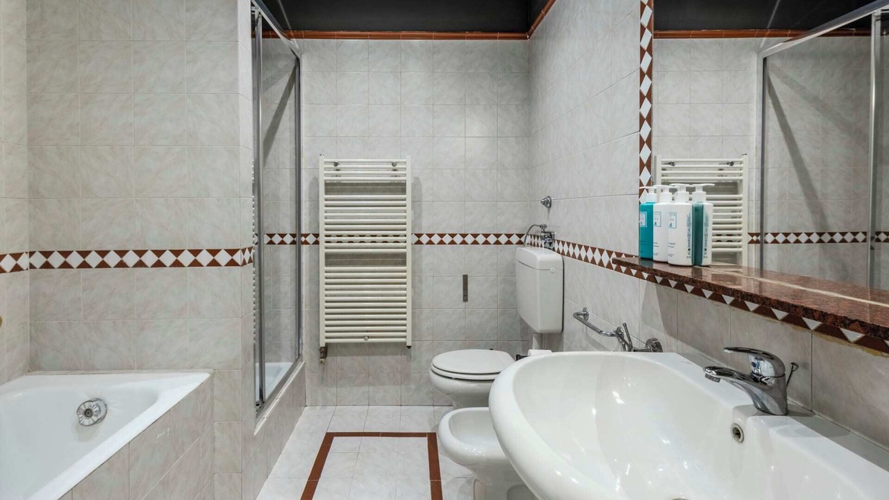 Photo of Bathroom in Tricolore