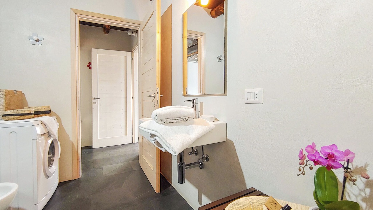 Photo of Bathroom in Calozzo
