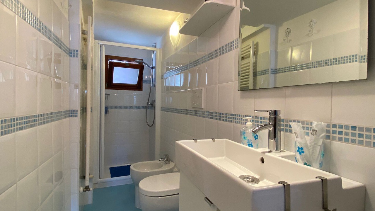Photo of Bathroom in Marone