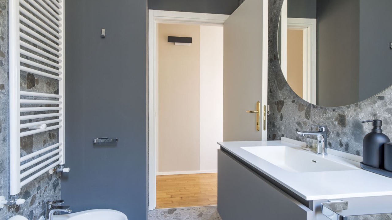 Photo of Bathroom in Tricolore