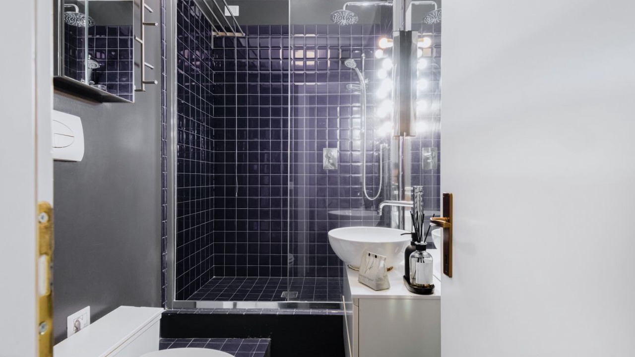 Photo of Bathroom in Magenta