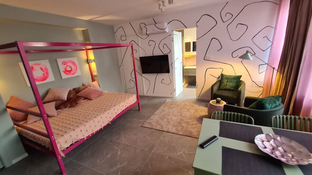 Photo of Bedroom in Magenta