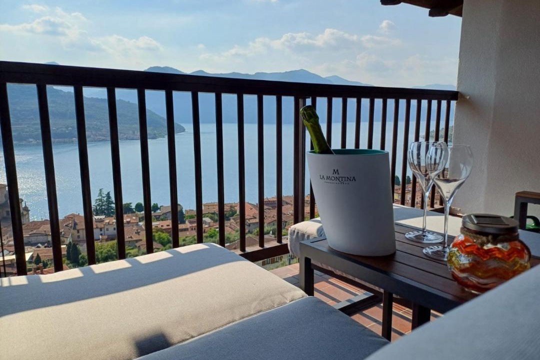 Photo of Patio Balcony in Sale Marasino