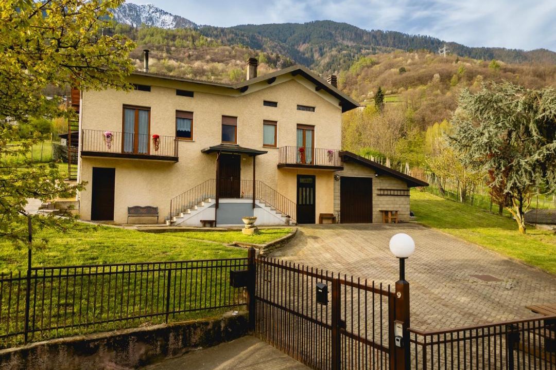Photo of Buildings in Caiolo