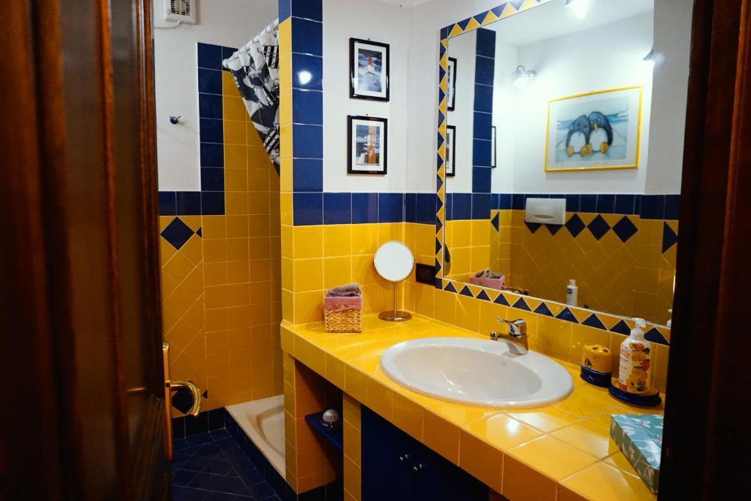 Photo of Bathroom in Marone