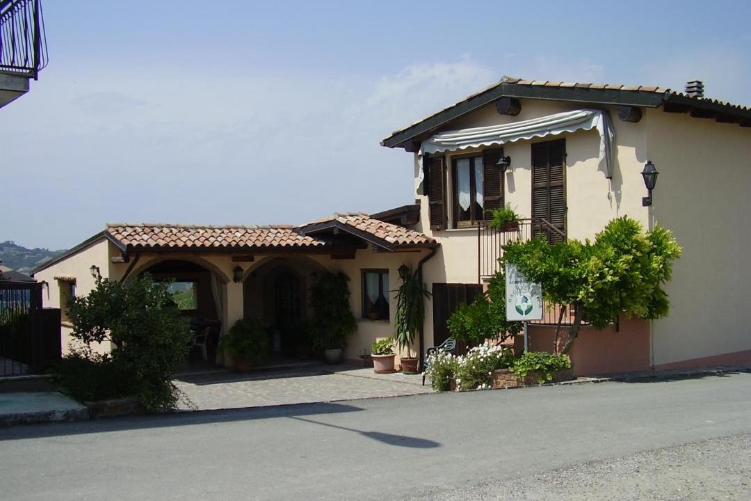 Photo of Buildings in Montecalvo Versiggia
