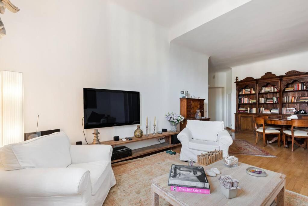 Photo of Livingroom in Magenta