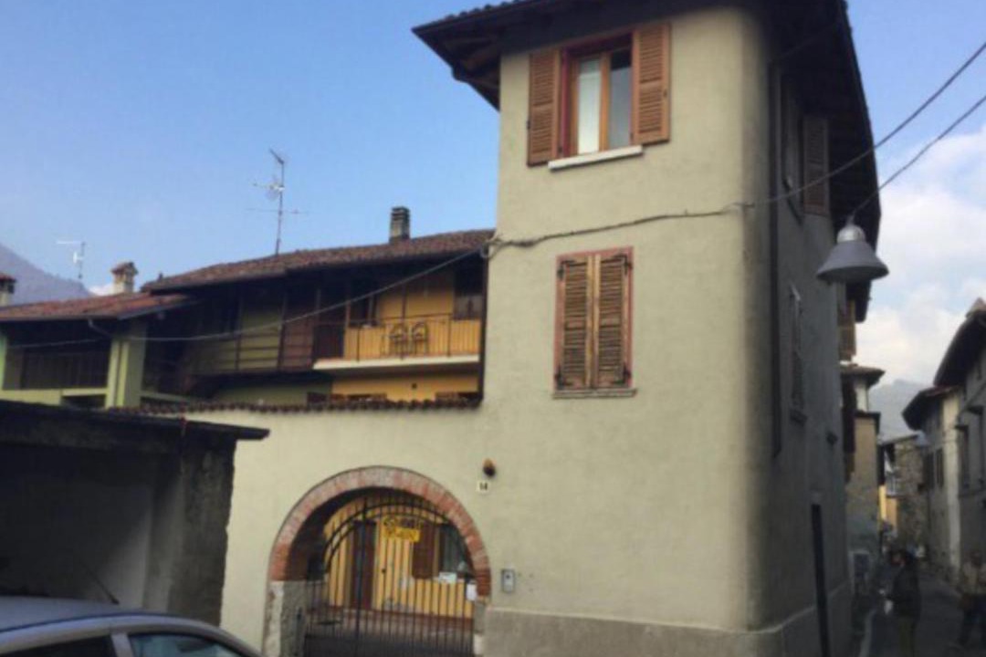 Photo of Buildings in Roe