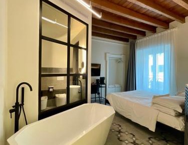 Deluxe Double Room with Bath