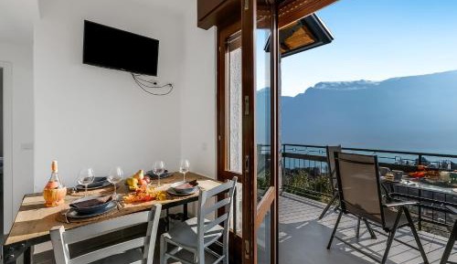Two Bedroom Apartment with Lake View and Shared Pool 1