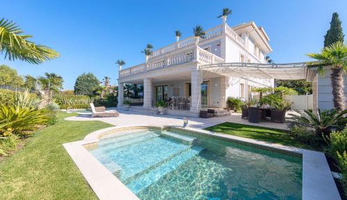 Four-Bedroom Apartment with Pool View
