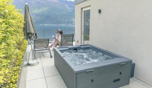 Suite with Balcony, Lake View and Spa Bath
