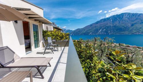 Junior Suite with Balcony, Panoramic Lake View and Spa Bath