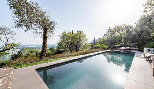 Villa with Garden View