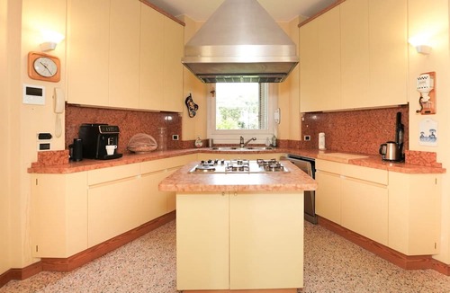 Castello Villa | Stunning private villa with WIFI, private pool, A/C, TV, patio, pets allowed and parking