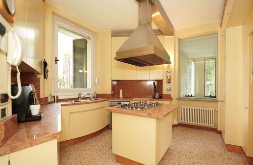 Castello Villa | Stunning private villa with WIFI, private pool, A/C, TV, patio, pets allowed and parking